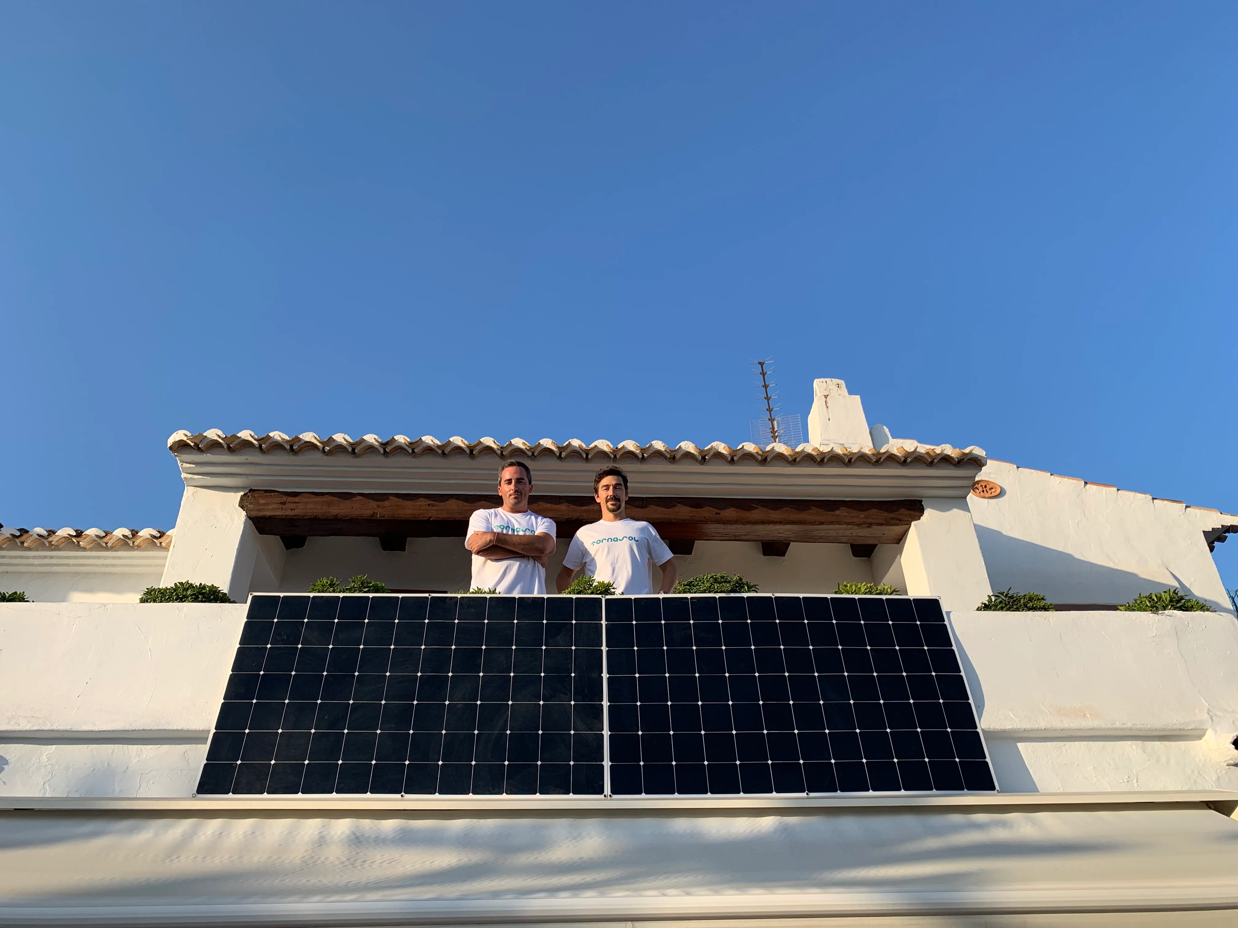 Los responsables del proyecto Tornasol Energy con unas placas fotovoltaicas