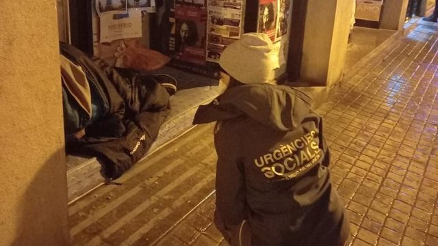 Miembro de Urgenciasa Sociales atendiendo a indigente en la calle